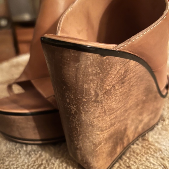 Ladies Designer Heels
Burberry, Costume National, Cavalli, BCBG - Picture 12 of 14